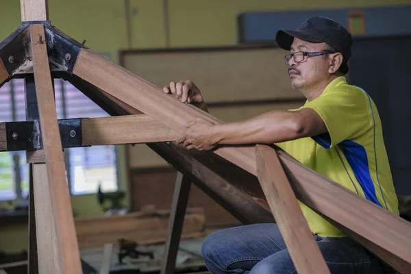 Carpintero Usando Perno Tuerca Instalación Vigas Techo Nuevo Proyecto Construcción — Foto de Stock