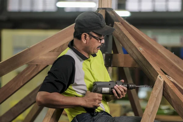 Carpinteiro Usando Parafuso Porca Instalação Vigas Telhado Novo Projeto Construção — Fotografia de Stock
