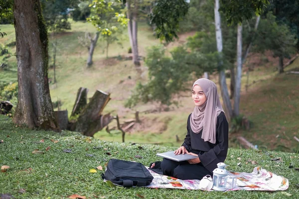 Foto Van Een Mooie Islamitische Studente Met Een Hoofddoek Groen — Stockfoto