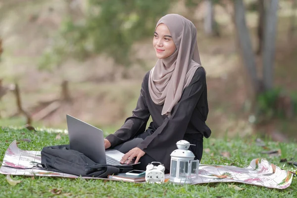 Φωτογραφία Μιας Όμορφης Ισλαμίστριας Φοιτήτριας Ετών Που Φοράει Μαντίλα Στο — Φωτογραφία Αρχείου