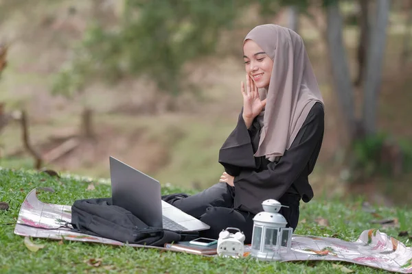 Фото Летней Студентки Исламистки Платке Сидящей Зеленом Парке Использующей Серебряный — стоковое фото