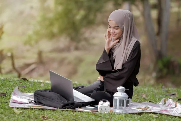 Foto Bela Estudante Islâmica Anos Vestindo Lenço Cabeça Sentado Parque — Fotografia de Stock