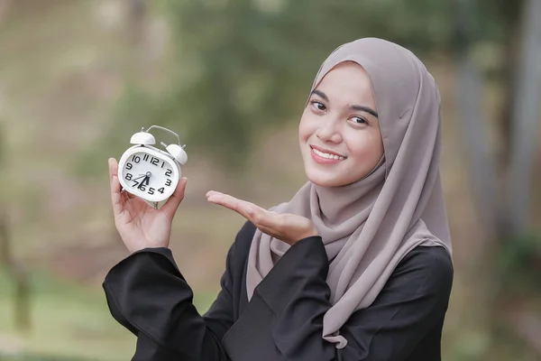 Junge Asiatische Muslimin Lächelt Während Sie Den Wecker Hält — Stockfoto