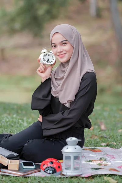 Jong Aziatische Moslim Vrouw Glimlachen Terwijl Het Houden Van Wekker — Stockfoto