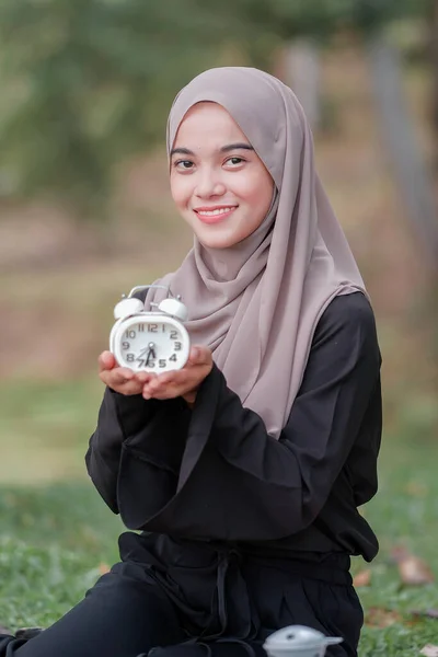 Wanita Muda Muslim Asia Tersenyum Sambil Memegang Jam Alarm — Stok Foto
