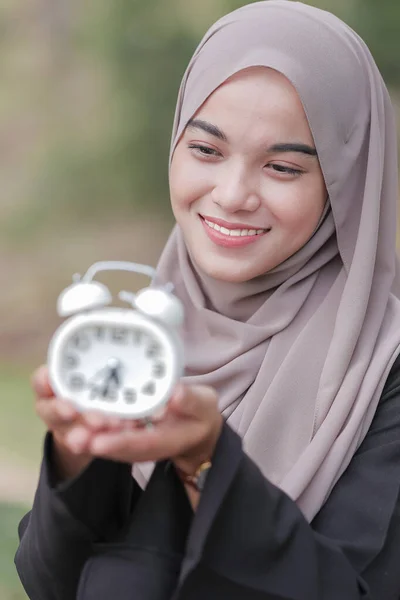 Νεαρή Ασιάτισσα Μουσουλμάνα Χαμογελά Κρατώντας Ξυπνητήρι — Φωτογραφία Αρχείου