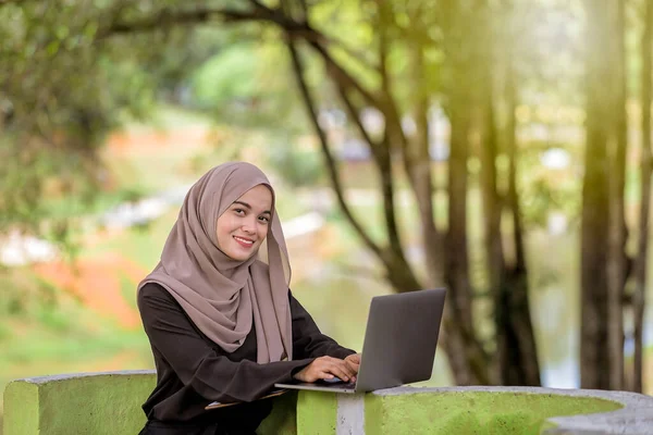 Фото Летней Студентки Исламистки Платке Сидящей Зеленом Парке Использующей Серебряный — стоковое фото