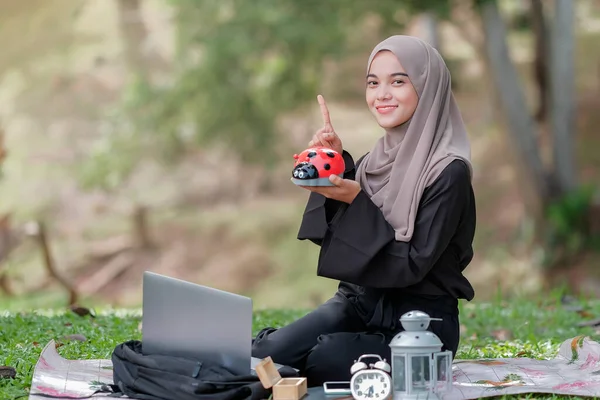 Mulher Bonita Jovem Com Hijab Uma Grama Verde Parque Segurando — Fotografia de Stock