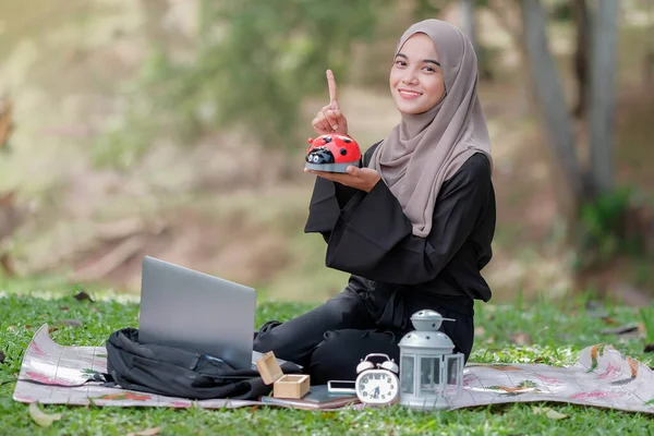 Bella Giovane Femmina Con Hijab Erba Verde Nel Parco Possesso — Foto Stock