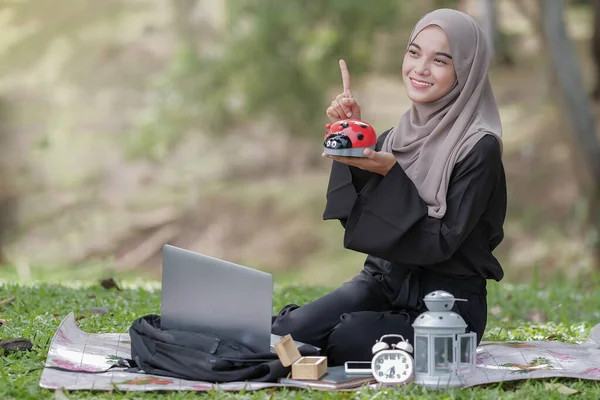 Bella Giovane Femmina Con Hijab Erba Verde Nel Parco Possesso — Foto Stock