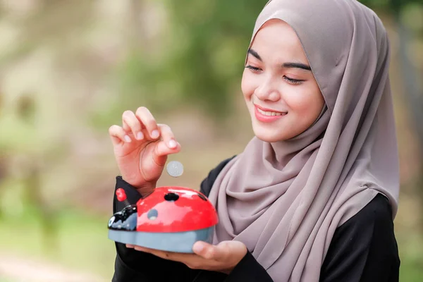 Mooie Jonge Vrouw Met Hijab Die Munten Een Spaarvarken Het — Stockfoto