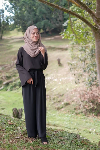 Mooie Gelukkige Jonge Moslim Vrouw Die Het Park Staat Een — Stockfoto