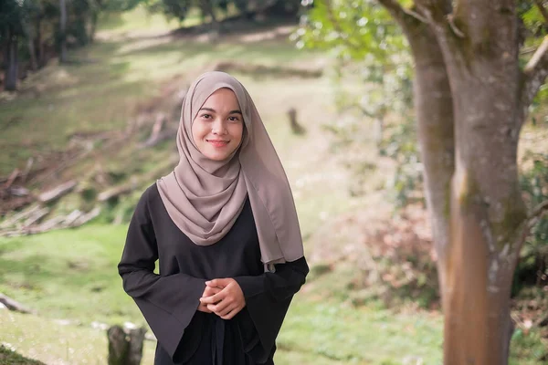 緑の芝生と晴れた日に公園に立って美しく幸せな若いモスレムの女性 — ストック写真