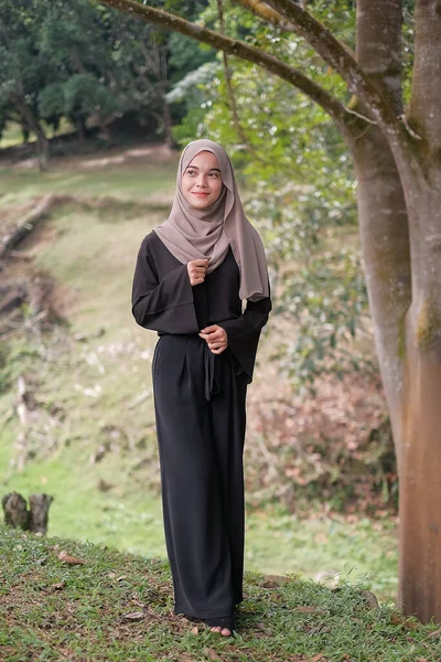 Frumoasă Fericită Tânără Musulmană Care Stă Parc Într Însorită Iarba — Fotografie, imagine de stoc