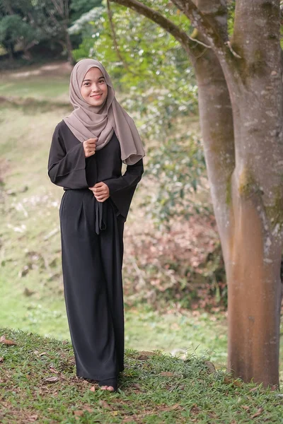 Όμορφη Και Ευτυχισμένη Νεαρή Γυναίκα Μουσουλμάνα Στέκεται Στο Πάρκο Μια — Φωτογραφία Αρχείου