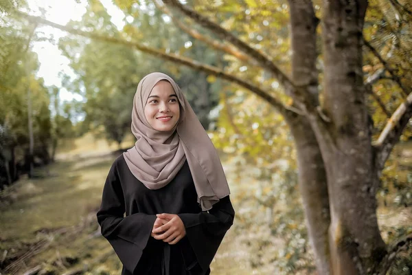 Красивая Счастливая Молодая Мусульманка Стоящая Парке Солнечный День Зеленой Травой — стоковое фото