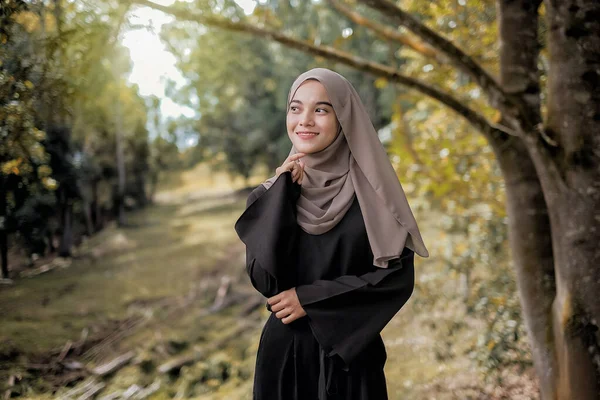 Hermosa Feliz Joven Musulmana Pie Parque Día Soleado Con Hierba —  Fotos de Stock