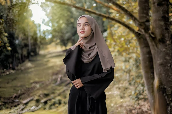 Mooie Gelukkige Jonge Moslim Vrouw Die Het Park Staat Een — Stockfoto