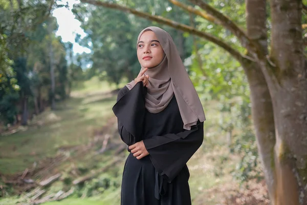 Vacker Och Glad Ung Muslimsk Kvinna Står Vid Parken Solig — Stockfoto