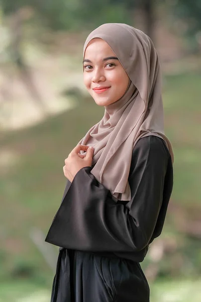 Porträt Einer Muslimischen Schönheit Mit Hijab — Stockfoto