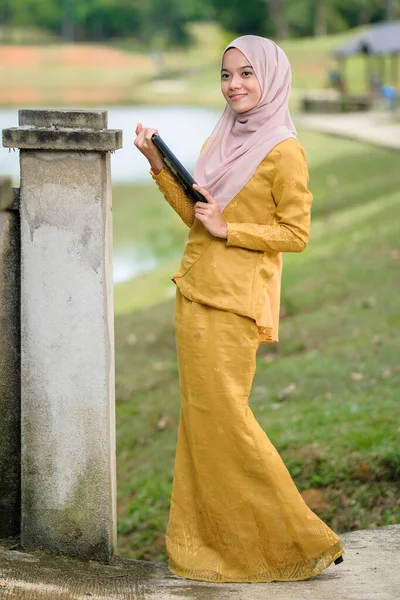 Aziatische Moslim Student Vrouw Met Traditionele Jurk Dragen Medische Gezichtsmasker — Stockfoto