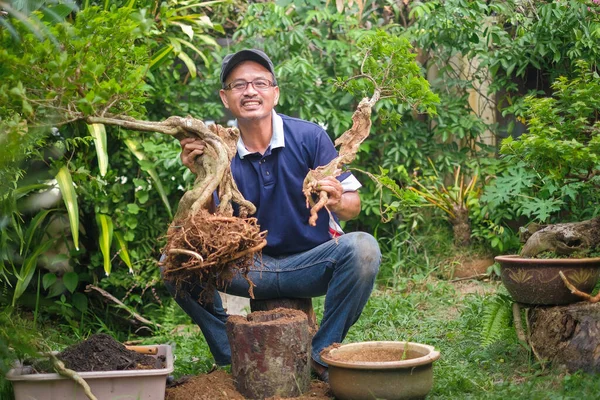 Šťastný Senior Muž Zahradničení Zahradě — Stock fotografie