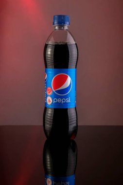 Kuala Lumpur, Malezya - 2 Ocak 2021: Siyah arka planda plastik bir şişede Pepsi meşrubatı