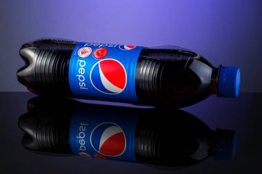 Kuala Lumpur, Malezya - 2 Ocak 2021: Siyah arka planda plastik bir şişede Pepsi meşrubatı