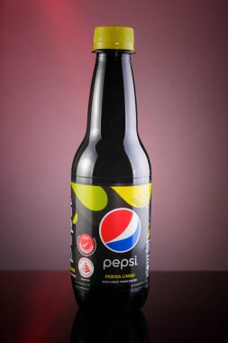 Kuala Lumpur, Malezya - 3 Ocak 2021: koyu kırmızı arka planda Pepsi. Pepsi, PepsiCo tarafından üretilen karbonatlı bir meşrubat..