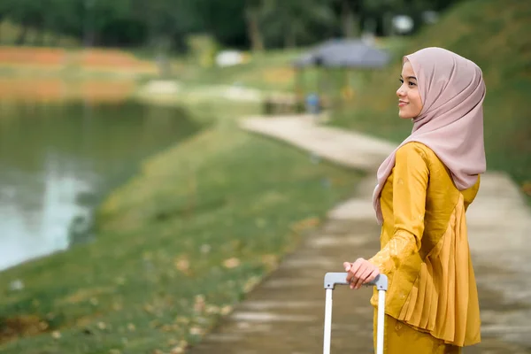 Splendida Donna Musulmana Sorridente Nel Tradizionale Bagaglio Mano Nel Giardino — Foto Stock