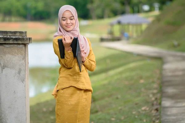 Asiatische Muslimische Studentin Traditioneller Kleidung Mit Medizinischer Gesichtsmaske See — Stockfoto