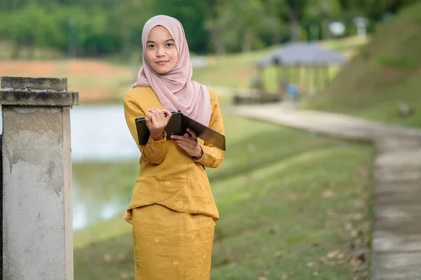 Asiático Muçulmano Estudante Mulher Com Vestido Tradicional Vestindo Máscara Médica — Fotografia de Stock