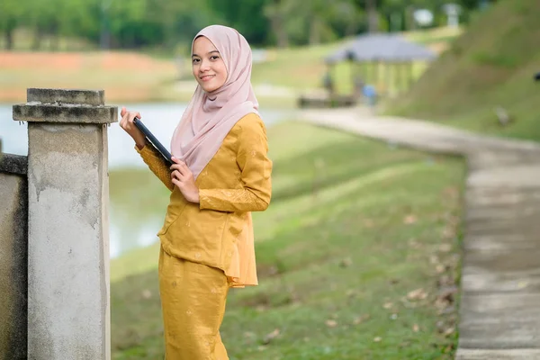 Asiático Musulmán Estudiante Mujer Con Tradicional Vestido Usando Médico Mascarilla —  Fotos de Stock