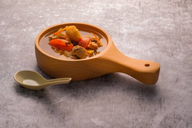 Tom Yam Kung, karides ve mantarlı limon çorbası ahşap kasede Tayland yemeği.