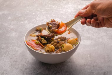 Havuçlu, domatesli, patatesli, kerevizli ve balık köfteli lezzetli bir çorba..