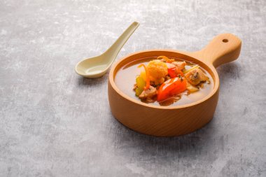 Tom Yam Kung, karides ve mantarlı limon çorbası ahşap kasede Tayland yemeği.