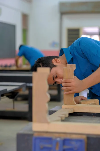 Молодые Плотники Рабочей Одежде Собирают Компоненты Консольного Стола Мастерской — стоковое фото