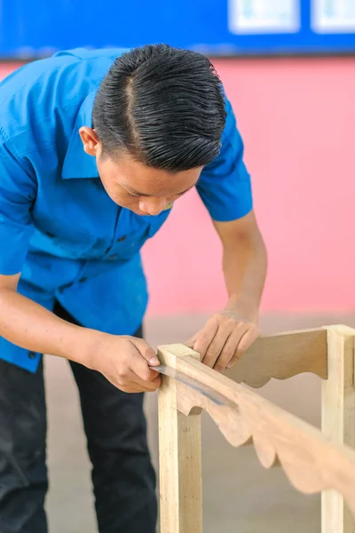 Junger Tischler Arbeitskleidung Probiert Quadratische Elemente Des Konsolentisches Werkstatt Aus — Stockfoto