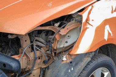 Turuncu kaza yapan arabayı tamir için kapatın, arabanın yüzeyini pürüzsüz hale getirin, istasyon servisinde boyama ve onarım için hazırlanın..