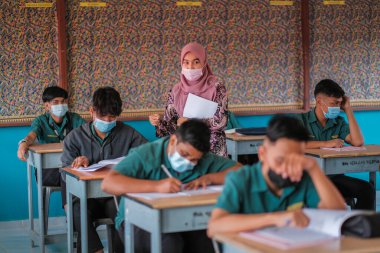Muadzam Şah, Malezya - 20 Ocak 2021: Okul tatilinden sonra okulda maskeli öğretmen ve öğrenci MCO 2.0 - COVID-19.