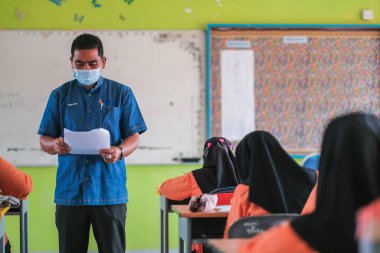 Muadzam Şah, Malezya - 20 Ocak 2021: Okul tatilinden sonra okulda maskeli öğretmen ve öğrenci MCO 2.0 - COVID-19.