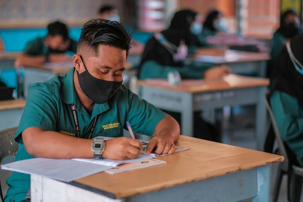 2021年1月20日 马来西亚穆阿扎姆 Muadzam Shah Malaysia 马来西亚学生在教室里戴着人脸盾牌和面罩 以躲避Covid 新的师范教育 — 图库照片