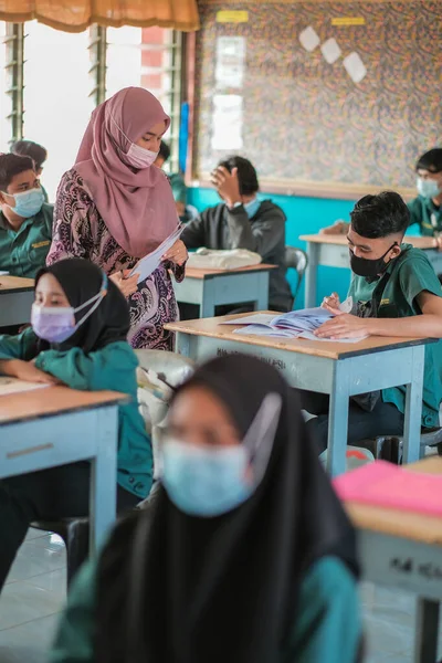 Muadzam Şah, Malezya - 20 Ocak 2021: Okul tatilinden sonra okulda maskeli öğretmen ve öğrenci MCO 2.0 - COVID-19.