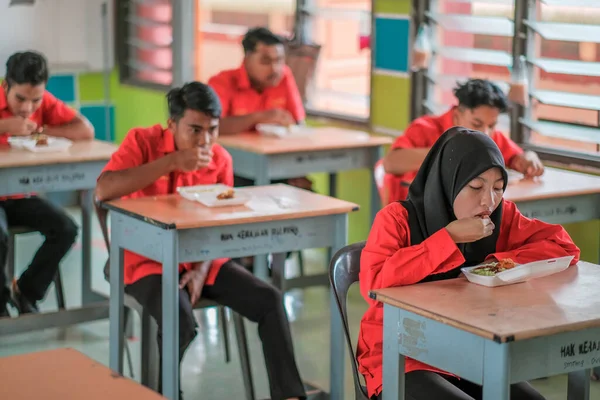 Moadzam Shah Malaysia 2021年1月20日 学生在教室里吃东西 社会疏离 Corona病毒或Covid 19的概念保护 — 图库照片