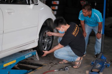 Kuala Lumpur, Malezya - 29 Haziran 2020: Bir tamircinin atölyesinde lastikler değişti.