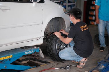 Kuala Lumpur, Malezya - 29 Haziran 2020: Bir tamircinin atölyesinde lastikler değişti.