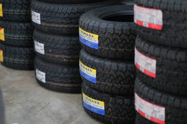 Araba lastiği dükkanı ya da araba tekerleği mağazası satışı