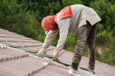 Çatı döşeyen işçiler. Bir ev çatısı, seramik fayans ya da beton çatı döşeme endüstrisi.