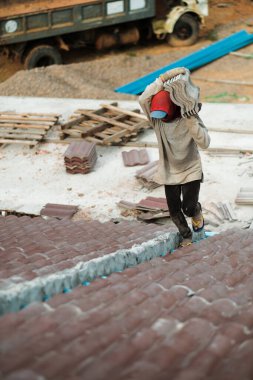Çatı döşeyen işçiler. Bir ev çatısı, seramik fayans ya da beton çatı döşeme endüstrisi.
