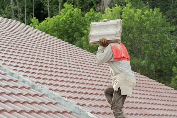 Çatı döşeyen işçiler. Bir ev çatısı, seramik fayans ya da beton çatı döşeme endüstrisi.